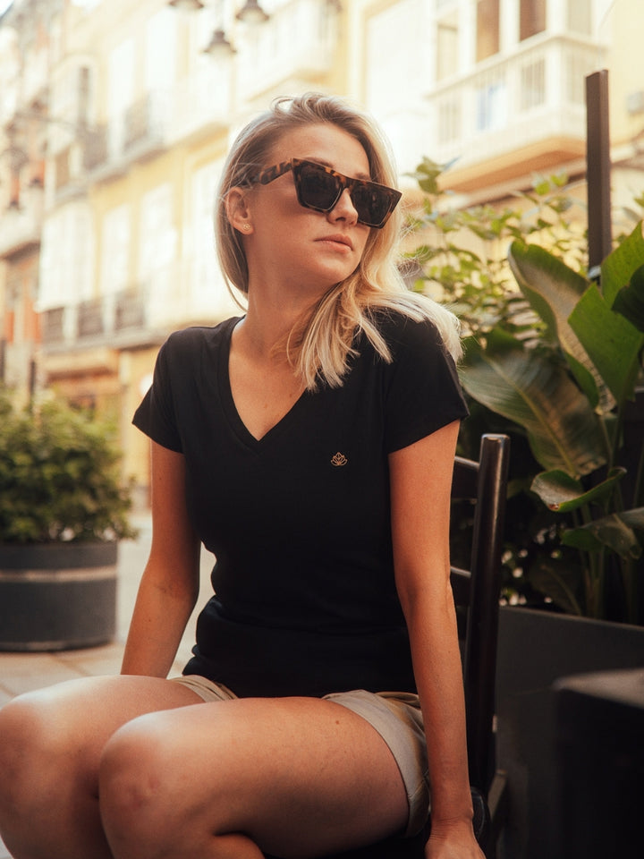 Nice dámské tričko z biobavlny s výstřihem do V černé blondýna s brýlemi sedí