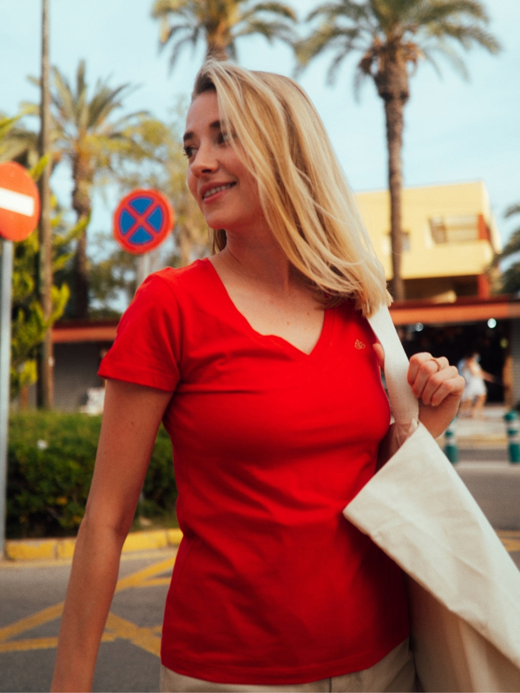 Nice dámské tričko z biobavlny s výstřihem do V červené žena s taškou