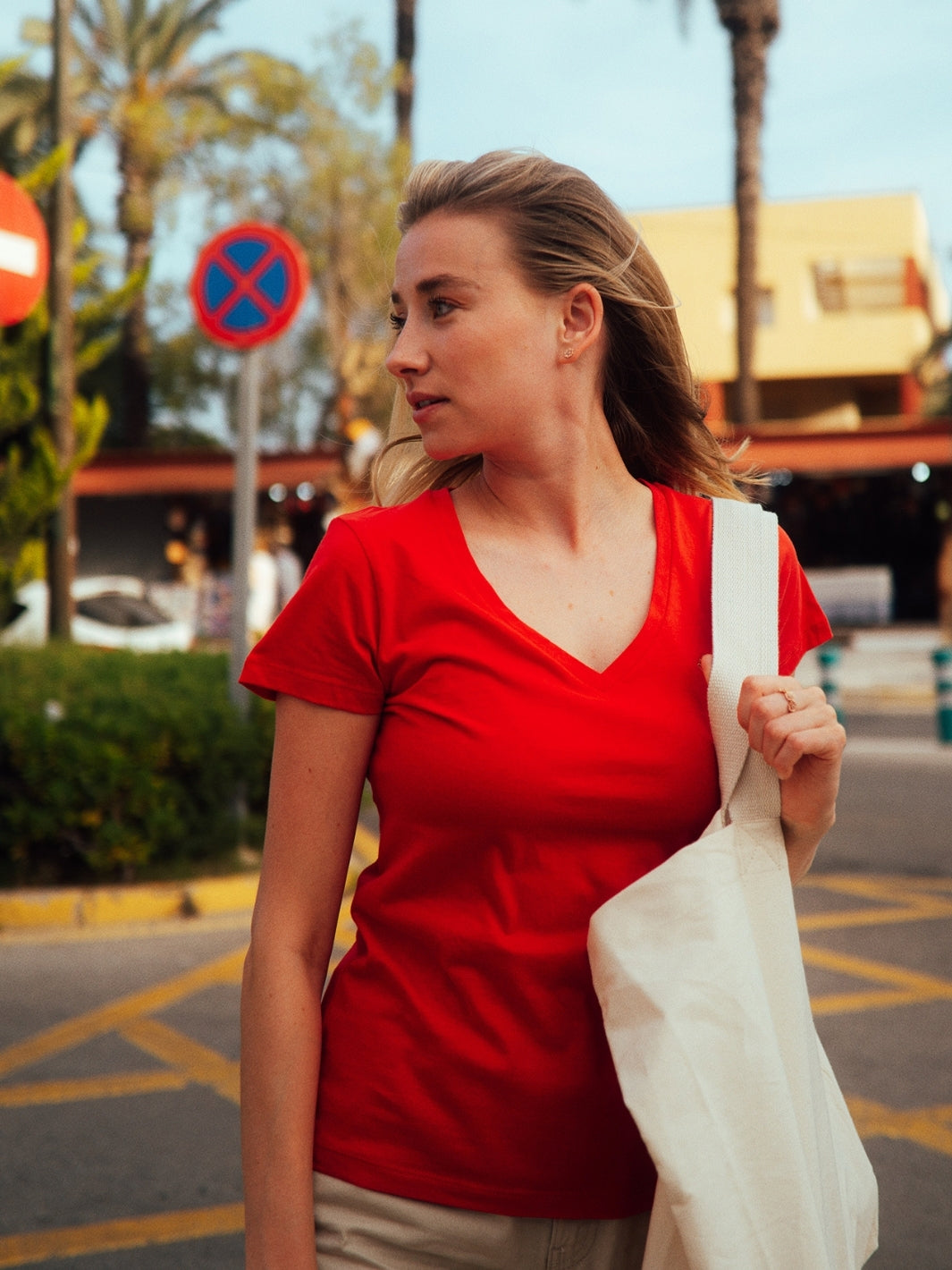 Nice dámské tričko z biobavlny s výstřihem do V červené holka s taškou