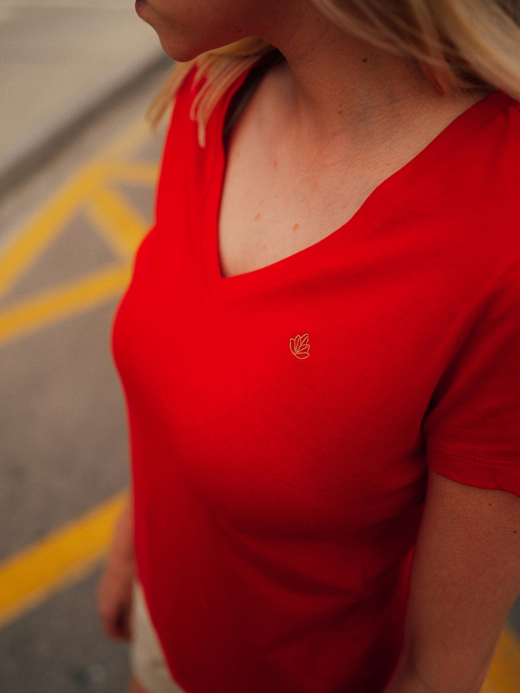 Nice dámské tričko z biobavlny s výstřihem do V červené detail výstřihu