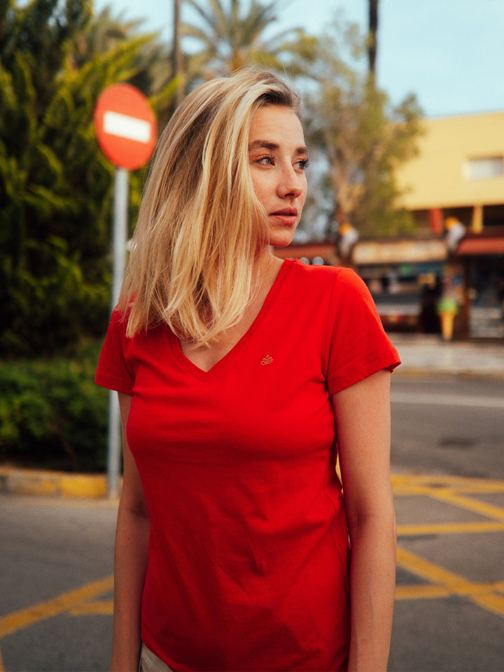 Nice dámské tričko z biobavlny s výstřihem do V červené blonďatá holka