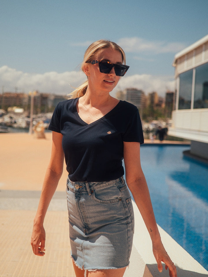 Nice dámské tričko z biobavlny s výstřihem do V námořní modré žena v sukni u bazénu