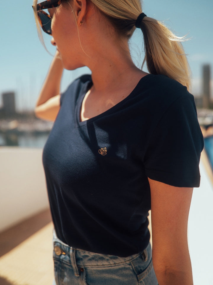 Nice dámské tričko z biobavlny s výstřihem do V námořní modré detailní foto