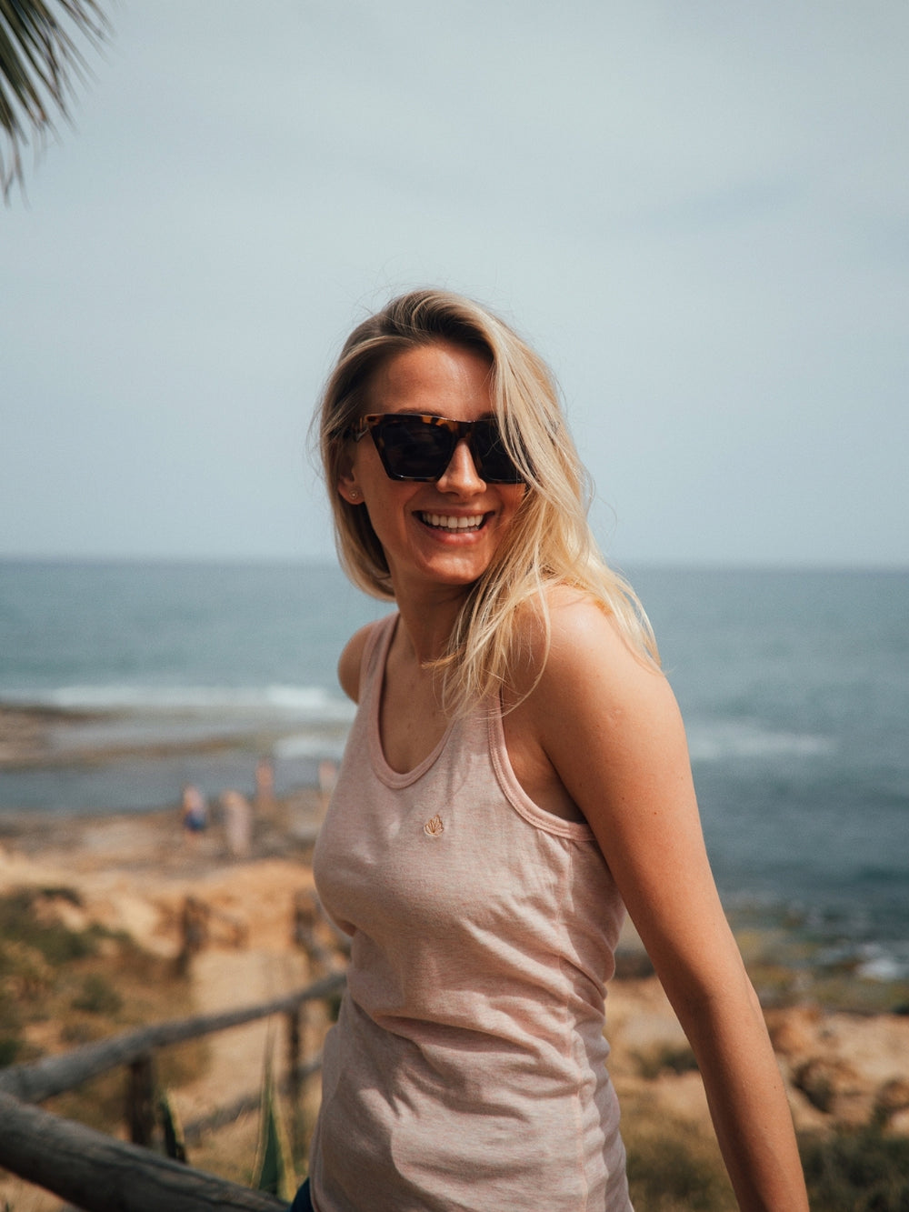 Raglan dámské tílko z biobavlny růžové žíhané holka s úsměvem na pláži