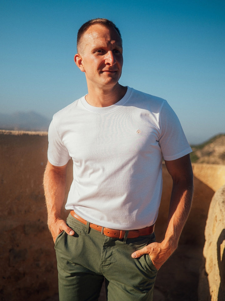 Royal pánské tričko z biobavlny vysoká gramáž bílé muž stojí za hradbami