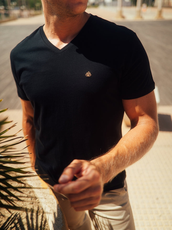 Sanremo pánské tričko s výstřihem do V z biobavlny černé detail trička s vyšívaným logem