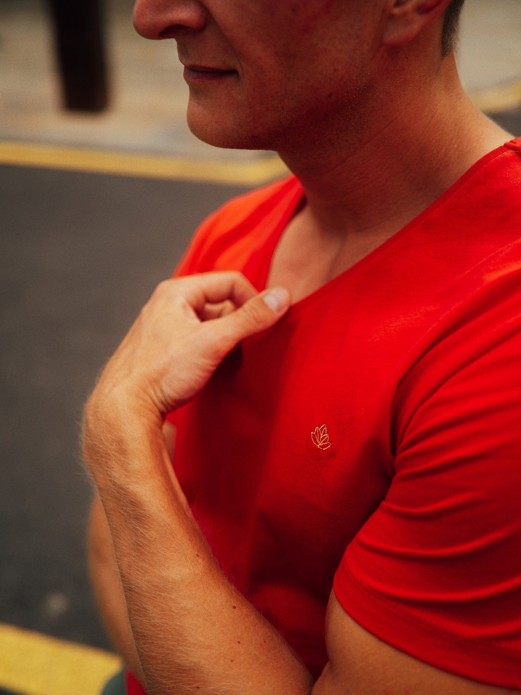 Sanremo pánské tričko s výstřihem do V z biobavlny červené detail trička s mužem v tričku s vyšívaným logem