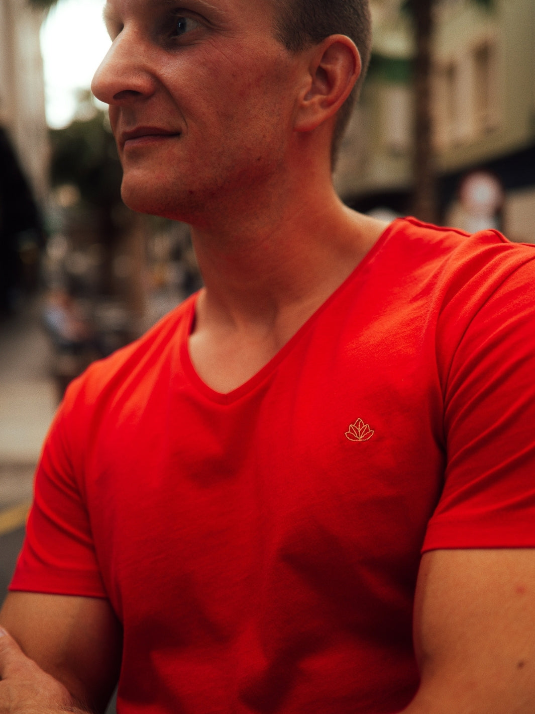 Sanremo pánské tričko s výstřihem do V z biobavlny červené detail trička s vyšívaným logem