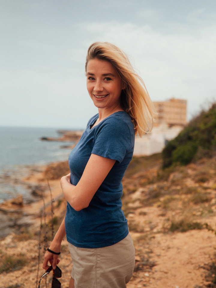 Soul 2.0 dámské tričko z bio bavlny s kulatým výstřihem modré žíhané holka se ohlíží na útesu u moře