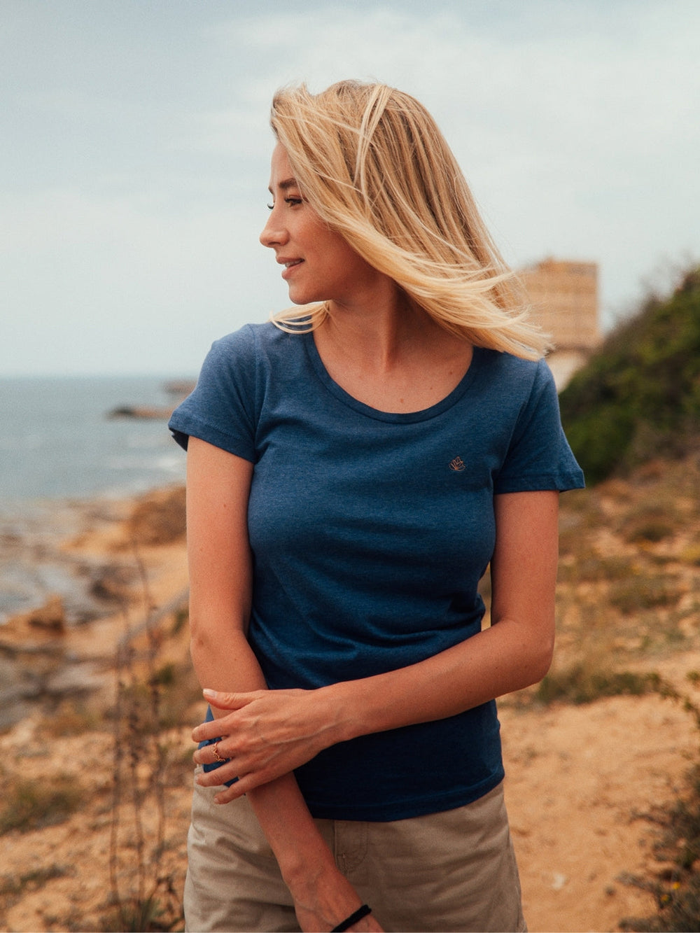 Soul 2.0 dámské tričko z bio bavlny s kulatým výstřihem modré žíhané holka s blond vlasy na útesu u moře