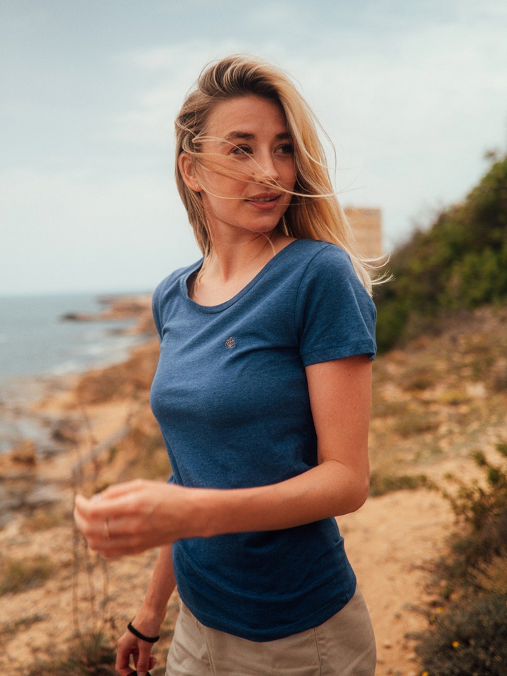 Soul 2.0 dámské tričko z bio bavlny s kulatým výstřihem modré žíhané žena se ohlíží na útesu u moře přes rameno