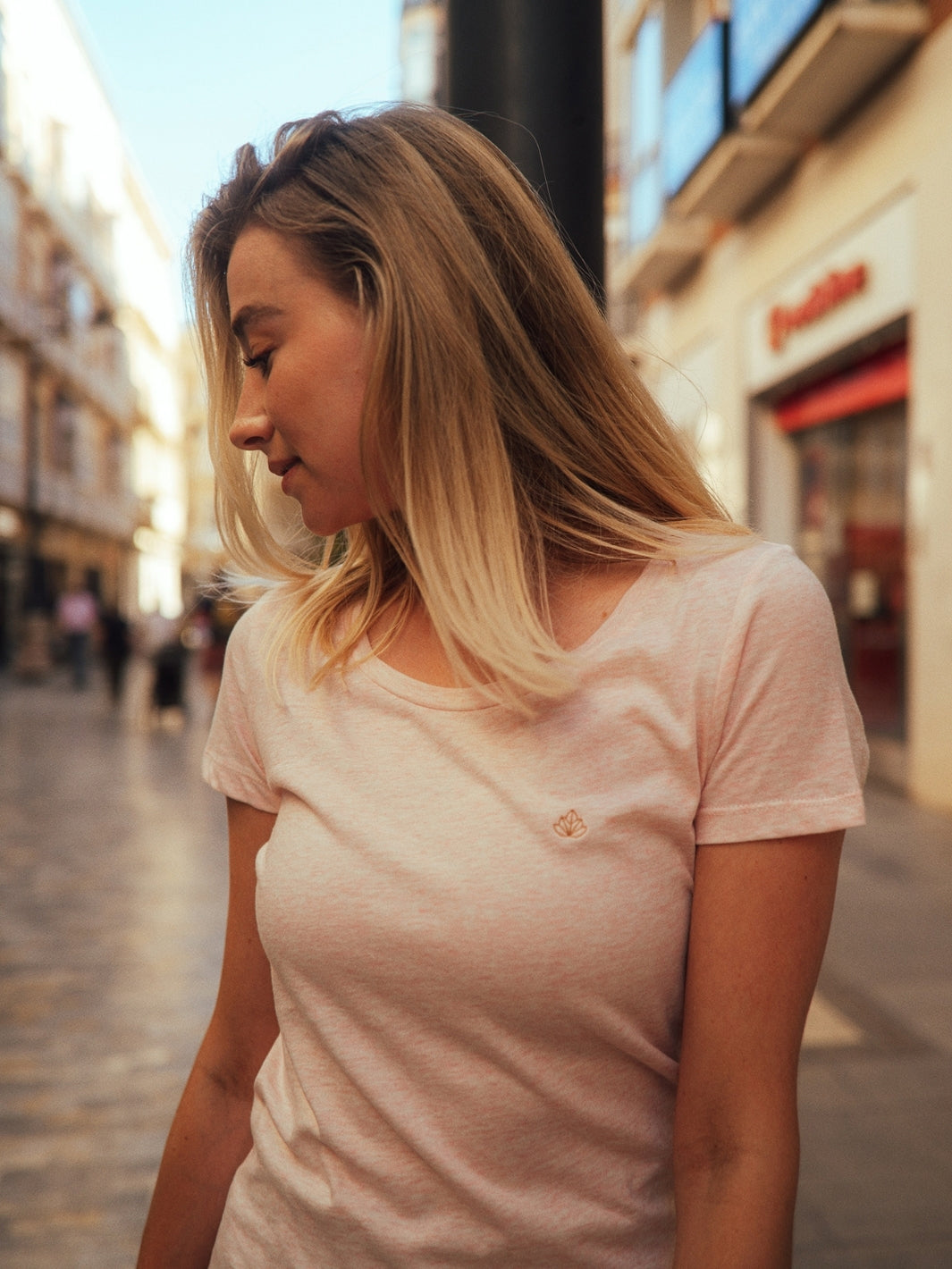 Soul 2.0 dámské tričko z bio bavlny s kulatým výstřihem růžové žíhané holka se ohlíží za sebe přes rameno
