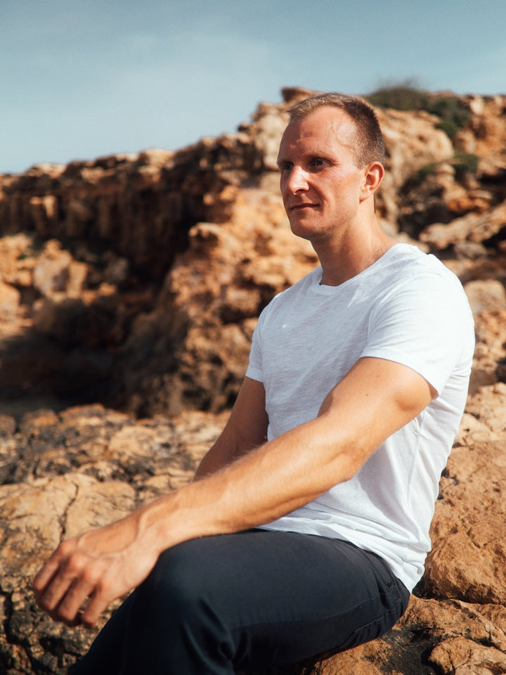 Touch pánské s-lub tričko z biobavlny s kulatým výstřihem bílé muž sedí na útesu