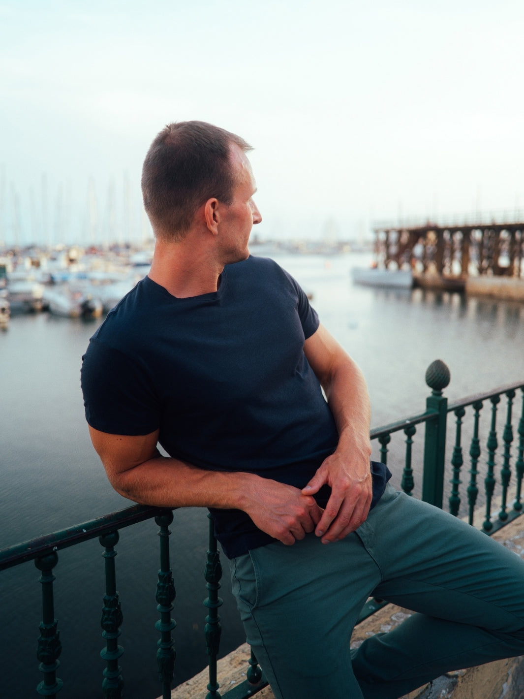 Touch pánské s-lub tričko z biobavlny s kulatým výstřihem námořní modré muž v přístavu kouká na moře